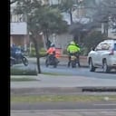 Imagen de un video que muestra el momento en que el conductor de la camioneta choca contra los presuntos delincuentes.