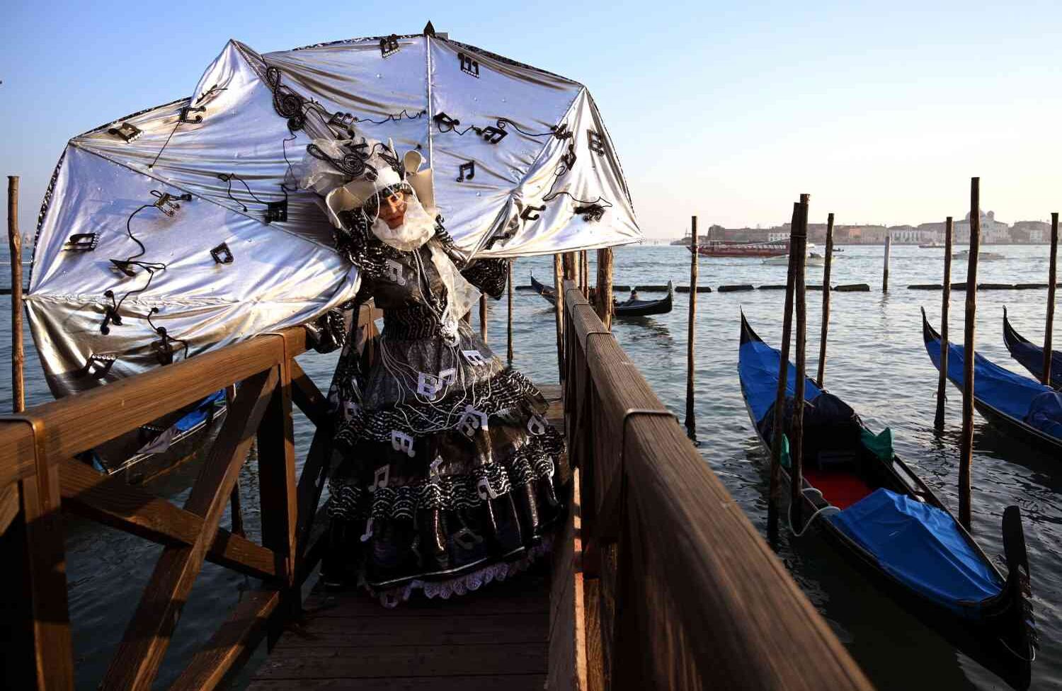 Otro enmascarado posa con su traje musical en la Riva degli Schiavoni durante la inauguración del carnaval. FOTO: Vincenzo PINTO / AFP