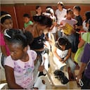 En la iglesia de María Auxiliadora, cerca del mercado de Bazurto, se realizó uno de los conciertos populares del festival. Asistieron muchos niños de las orquestas Batuta de Cartagena, pero también muchos que nunca habían estado en un concierto de música clásica. Para varios de ellos, llegar hasta allí implicó un viaje de más de una hora desde las afueras de Cartagena. Al final, algunos de los estudiantes de Batuta aprovecharon para revisar sus horarios de la siguiente semana.