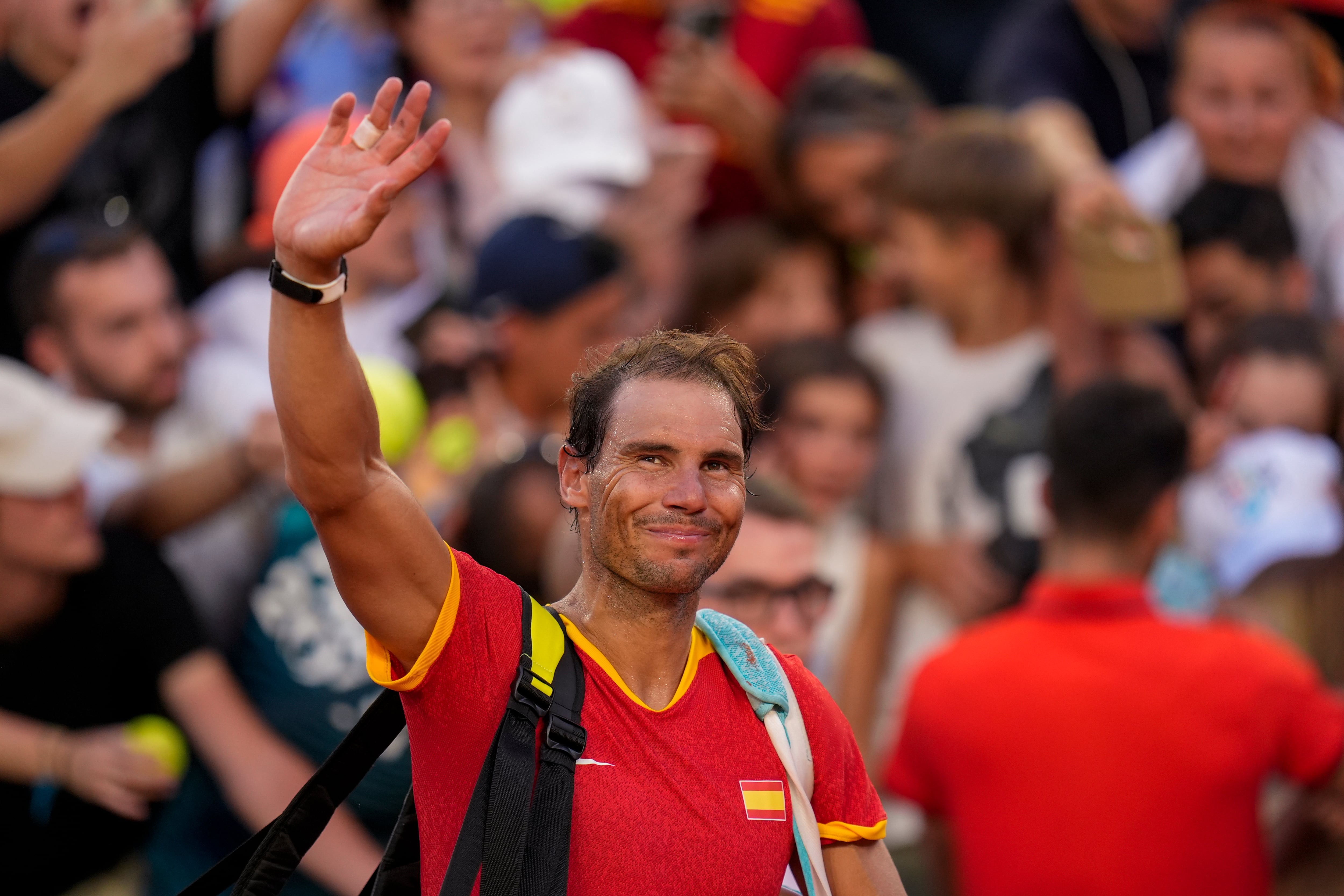 El español Rafael Nadal, a la izquierda, celebra su victoria junto a su compañero de equipo Carlos Alcaraz después de su partido contra Tallon Griekspoor y Wesley Koolhof de los Países Bajos durante la competencia de dobles de tenis masculino en el estadio Roland Garros, en los Juegos Olímpicos de Verano de 2024, el martes 30 de julio de 2024, en París, Francia. (Foto AP/Manu Fernandez)