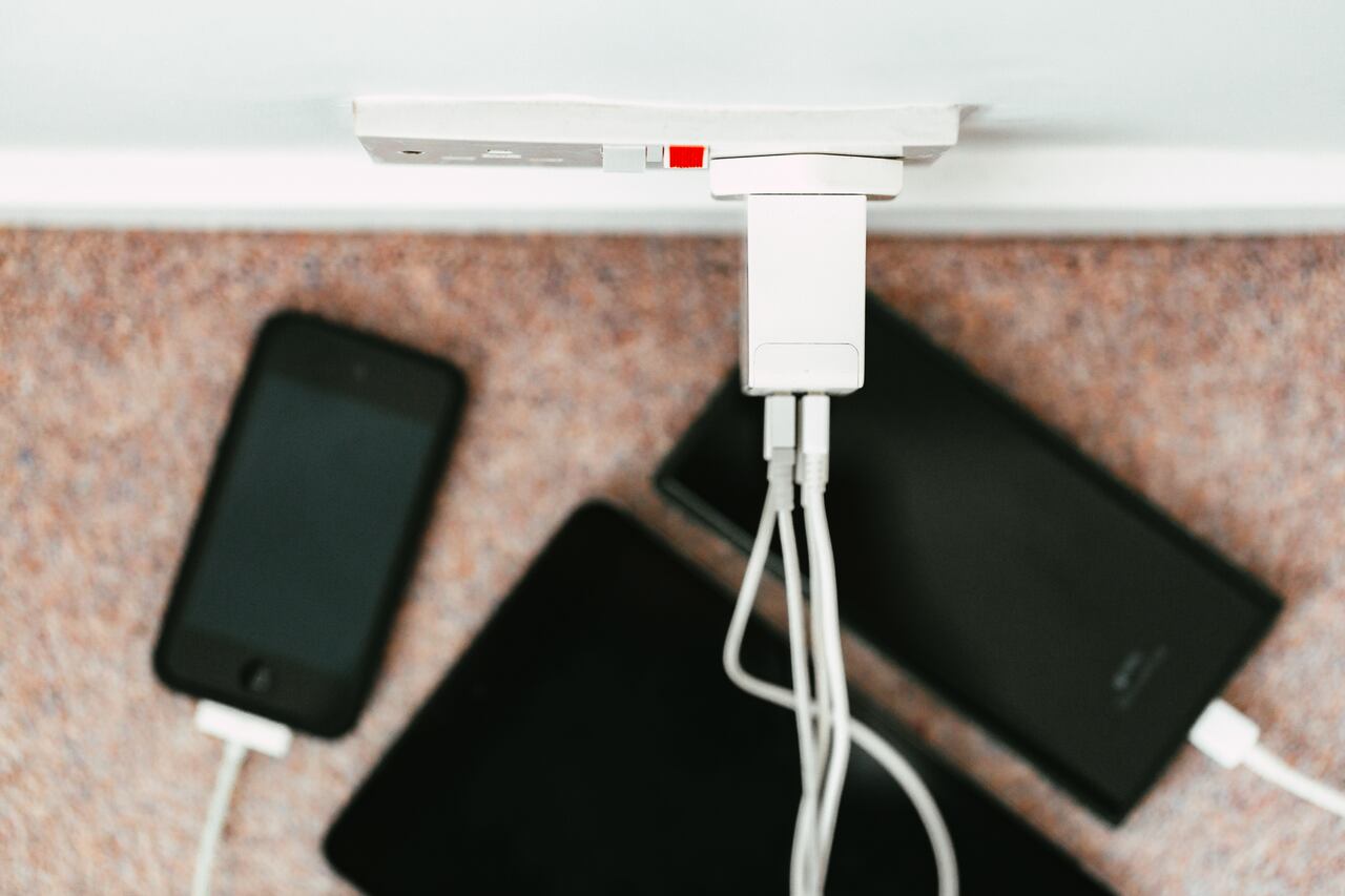 Son varios los motivos por los que no se debe cargar el celular en el piso.