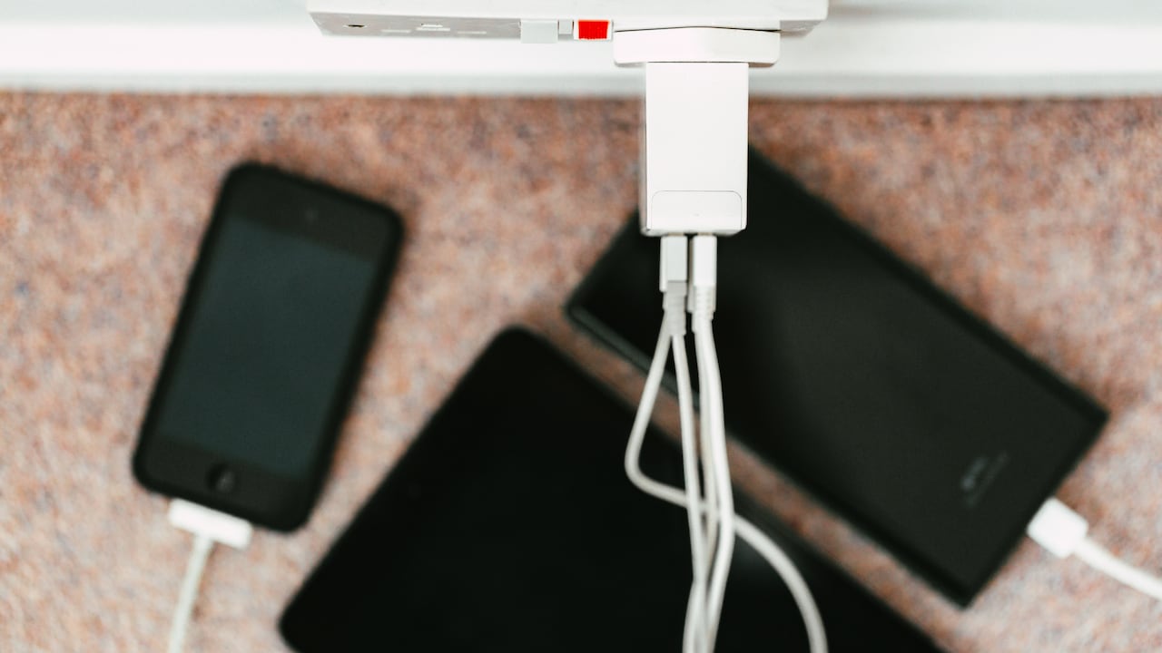 Son varios los motivos por los que no se debe cargar el celular en el piso.