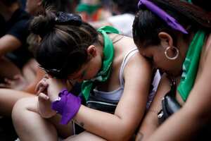 Activistas por el derecho al aborto esperan que se vote un proyecto de ley sobre el aborto fuera del Congreso en Buenos Aires, Argentina, el viernes 11 de diciembre de 2020. La cámara baja argentina aprobó un proyecto de ley que legalizaría el aborto. El proyecto de ley ahora pasa al Senado. (Foto AP: AP / Natacha Pisarenko.