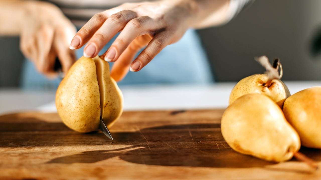 Estas frutas son una buena fuente de energía y que contiene hidratos de carbono, que se encuentran en la pera en forma de azúcares simples, en su mayoría fructosa. Además, en su composición se enlistan otros nutrientes como la vitamina C, la vitamina E, trazas de provitamina A y ácido fólico.