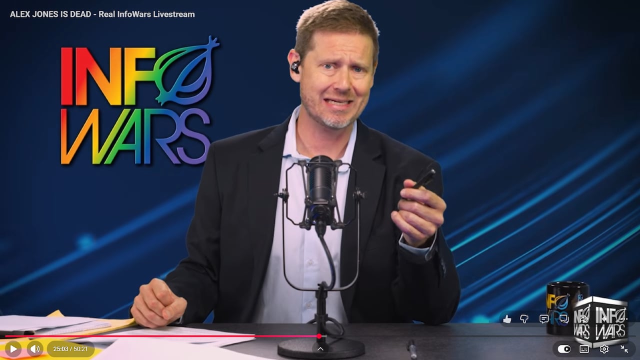 La mentira de Alex Jones sobre el tiroteo escolar de Sandy Hook le costó su maquinaria de desinformación. Ahora, adoptada por The Onion, la nueva etapa es liderada por Tim Heidecker.