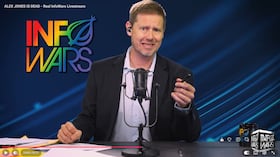 La mentira de Alex Jones sobre el tiroteo escolar de Sandy Hook le costó su maquinaria de desinformación. Ahora adoptada por The Onion, la nueva etapa es liderada por Tim Heidecker.
