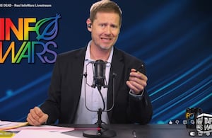 La mentira de Alex Jones sobre el tiroteo escolar de Sandy Hook le costó su maquinaria de desinformación. Ahora adoptada por The Onion, la nueva etapa es liderada por Tim Heidecker.