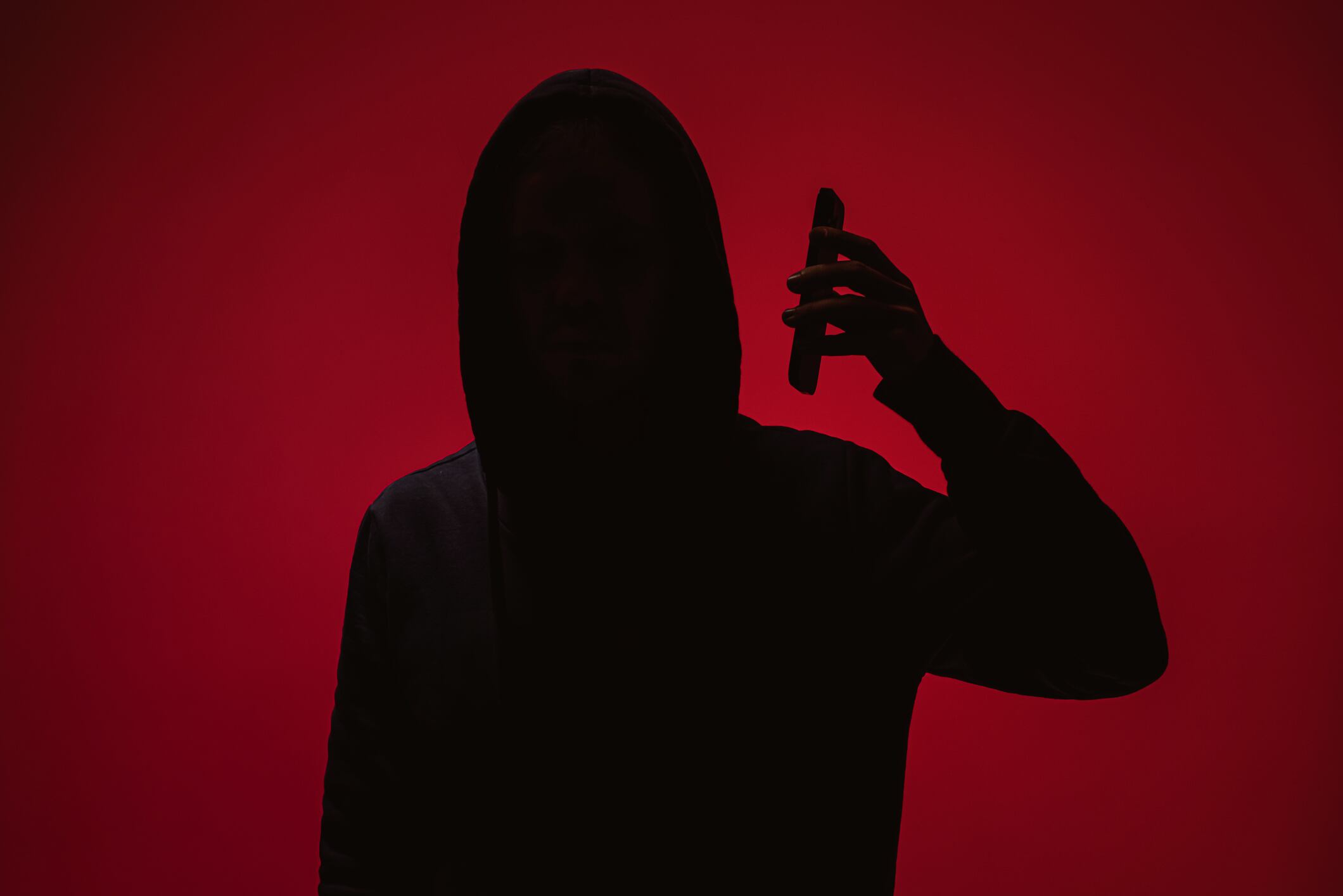 Esta reflexión inmediata ayuda a activar un pensamiento crítico que permite identificar si una situación tiene signos de manipulación o fraude.