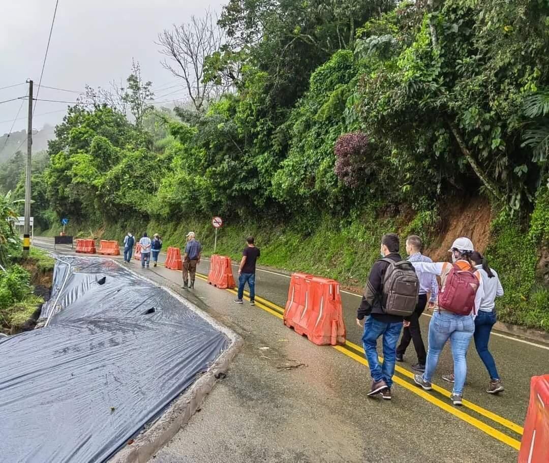 Vía entre Medellín y Manizales, a la altura de Santa Bárbara, con afectaciones causadas por las lluvias.