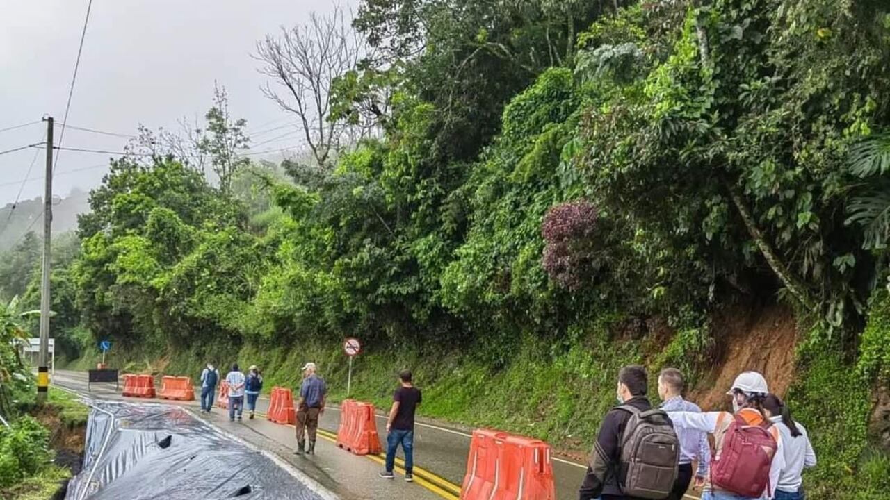 Vía entre Medellín y Manizales, a la altura de Santa Bárbara, con afectaciones causadas por las lluvias.