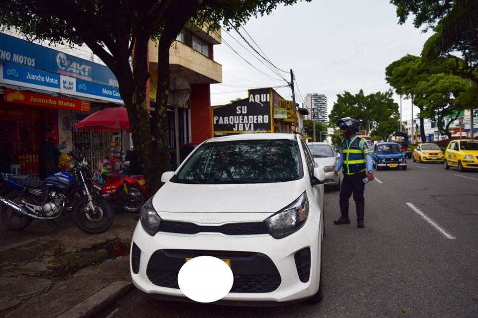 Uno de los principales problemas de la capital tolimense es precisamente el mal parqueo en el que carros y motos ocupan carriles enteros de las avenidas más importantes