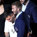 Lionel Messi abraza al copropietario David Beckham durante "The Unveil" presentando a Lionel Messi organizado por Inter Miami CF en el DRV PNK Stadium el 16 de julio de 2023 en Fort Lauderdale, Florida. (Foto de Mike Ehrmann/Getty Images)