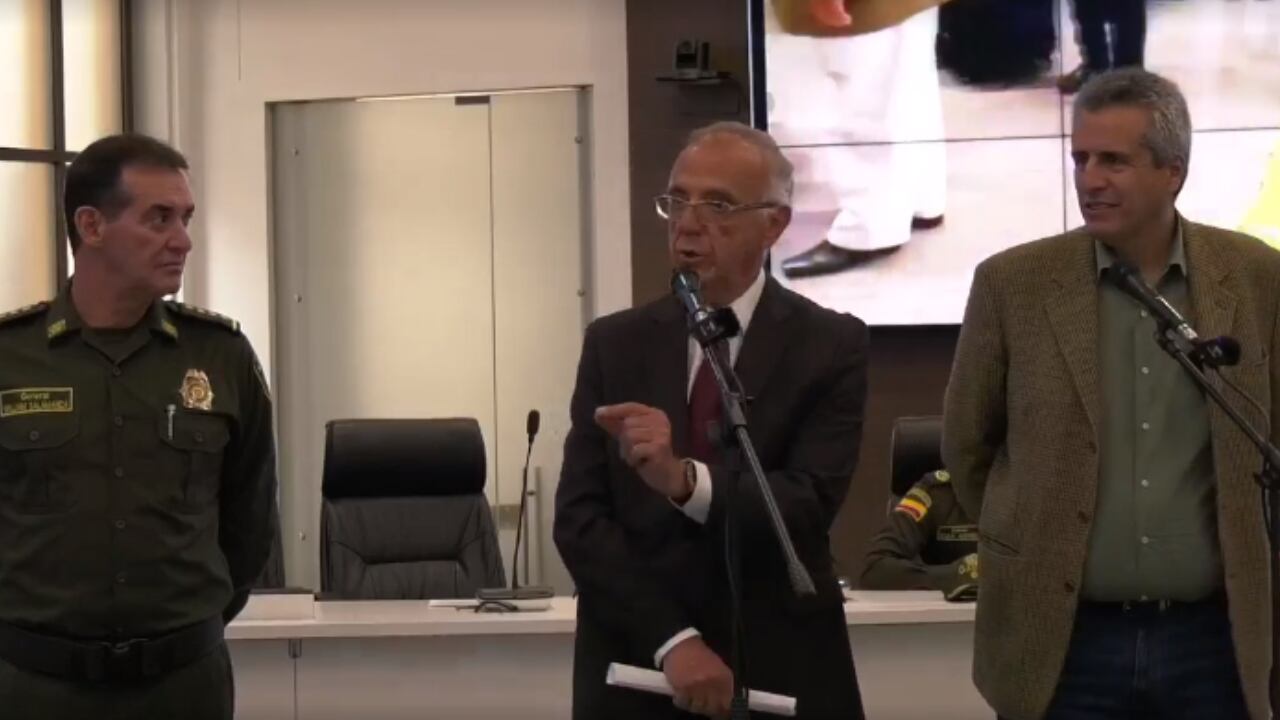 Director de la Policía, William Salamanca; ministro de Defensa, Iván Velásquez; y el ministro del Interior, Juan Fernando Velasco, en rueda de prensa.