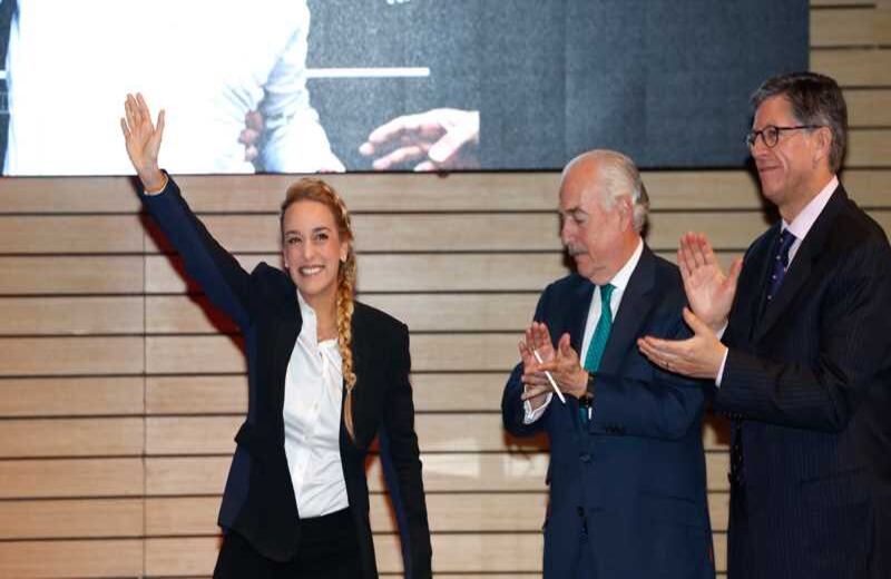 Lilian Tintori saluda a la audiencia mientras los expresidentes Pastrana y Gaviria aplauden.