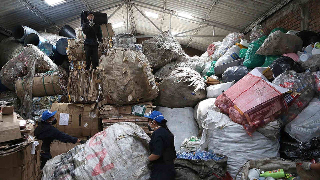 Mientras la Alcaldía busca establecer centros de reciclaje en Bogotá, la ciudadanía se opone.