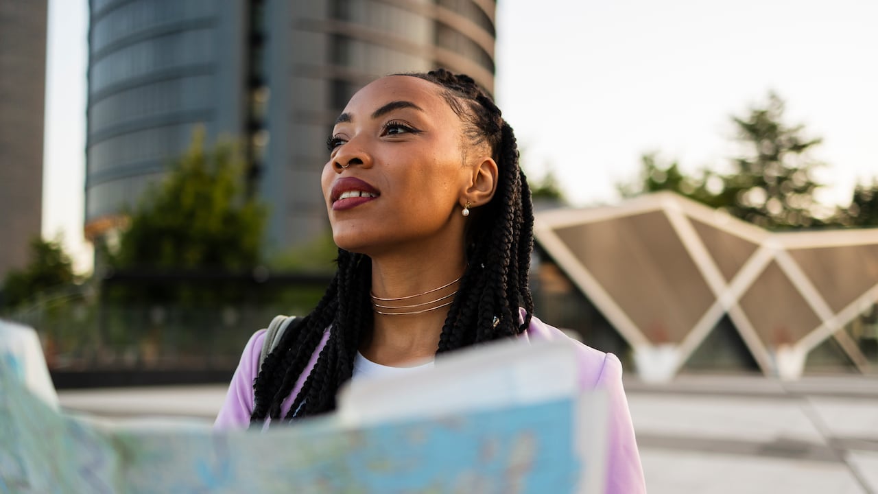 Joven turista buscando su próximo destino.