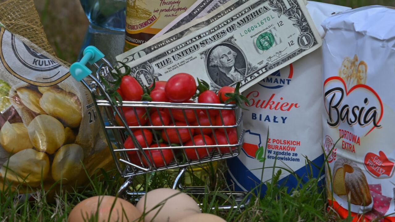 Productos alimenticios básicos de todos los días (Foto de Artur Widak/NurPhoto via Getty Images)