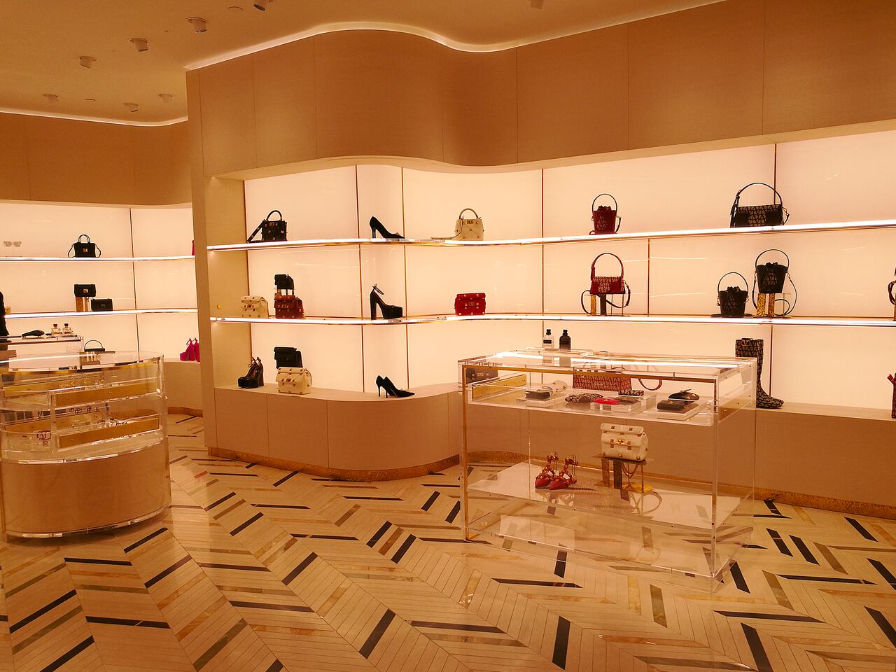 Con L'Atelier Sonore, Valentino no solo ofrece una experiencia de compra, sino que invita a los visitantes a sumergirse en un universo donde la moda, el arte y la música coexisten armoniosamente.