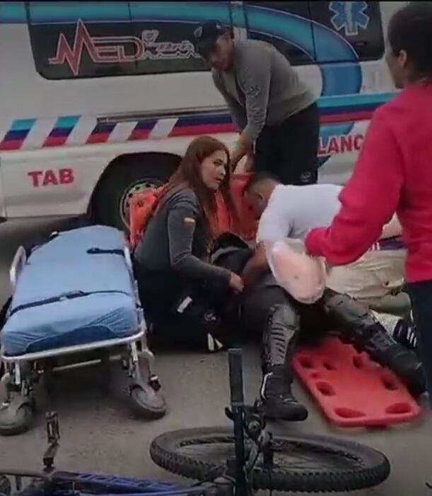 Una mujer y un hombre, paramédicos, se fueron a los golpes mientras atendían una emergencia.