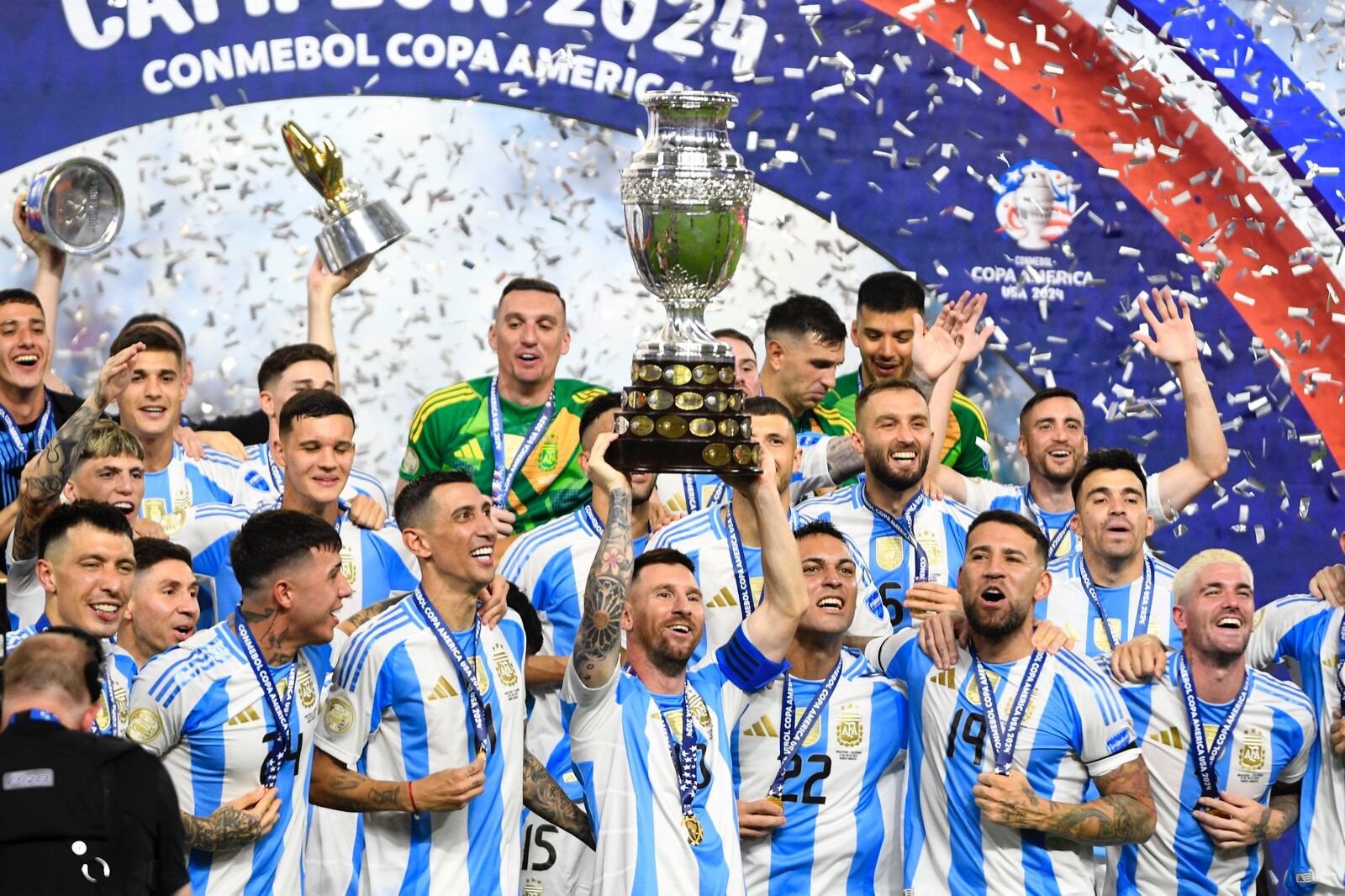 Lionel Messi y sus compañeros de la Selección de Argentina levantan el trofeo de campeón de la Copa América 2024.