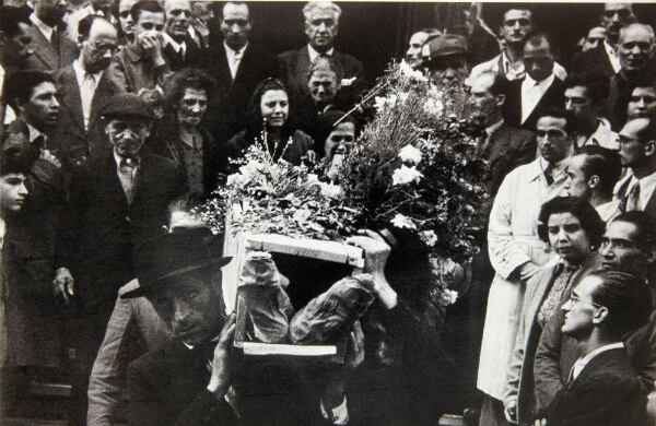 Nápoles, octubre 2 de 1943. El funeral de 20 adolescentes del liceo Sannazaro quienes, liderados por uno de sus profesores, lucharon contra los alemanes durante 4 días antes de la llegada de los aliados a Nápoles.