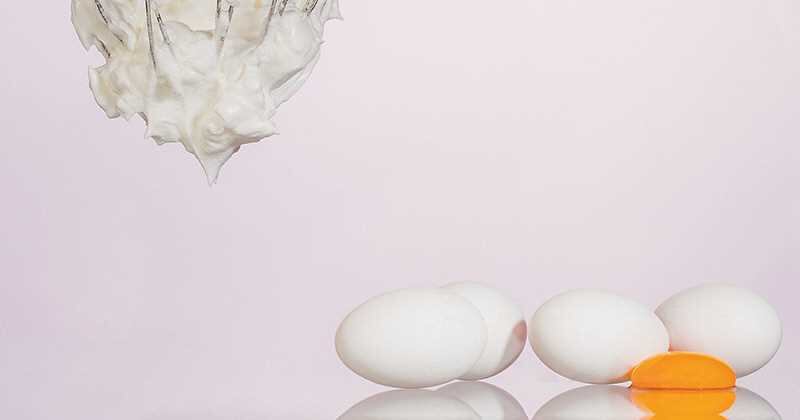 La clara de huevo se utiliza para atenuar y disminuir los signos del envejecimiento y la piel deteriorada. 