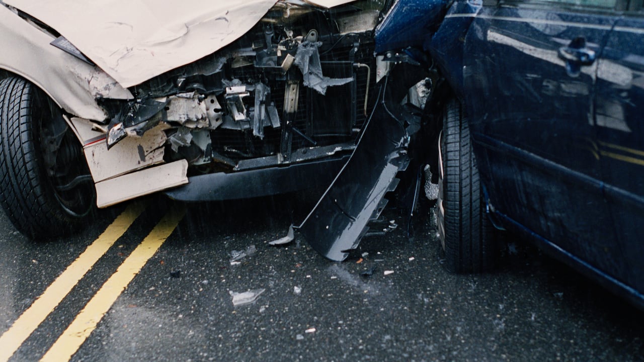 Los dos automóviles quedaron completamente destruidos.