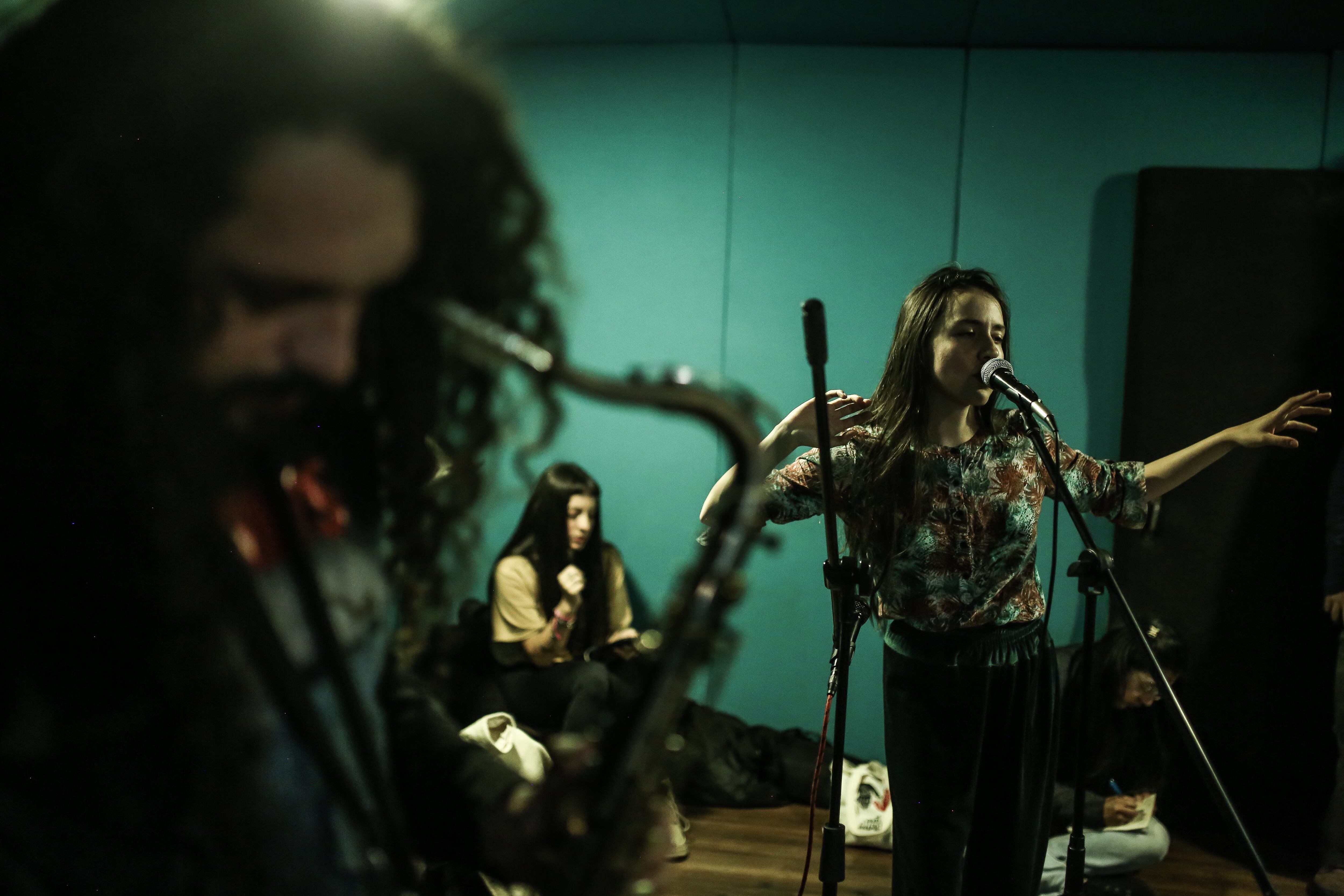 Postales de un ensayo de BUHA 2030, un día de marzo, mientras preparan su concierto en el Festival Estéreo Picnic...