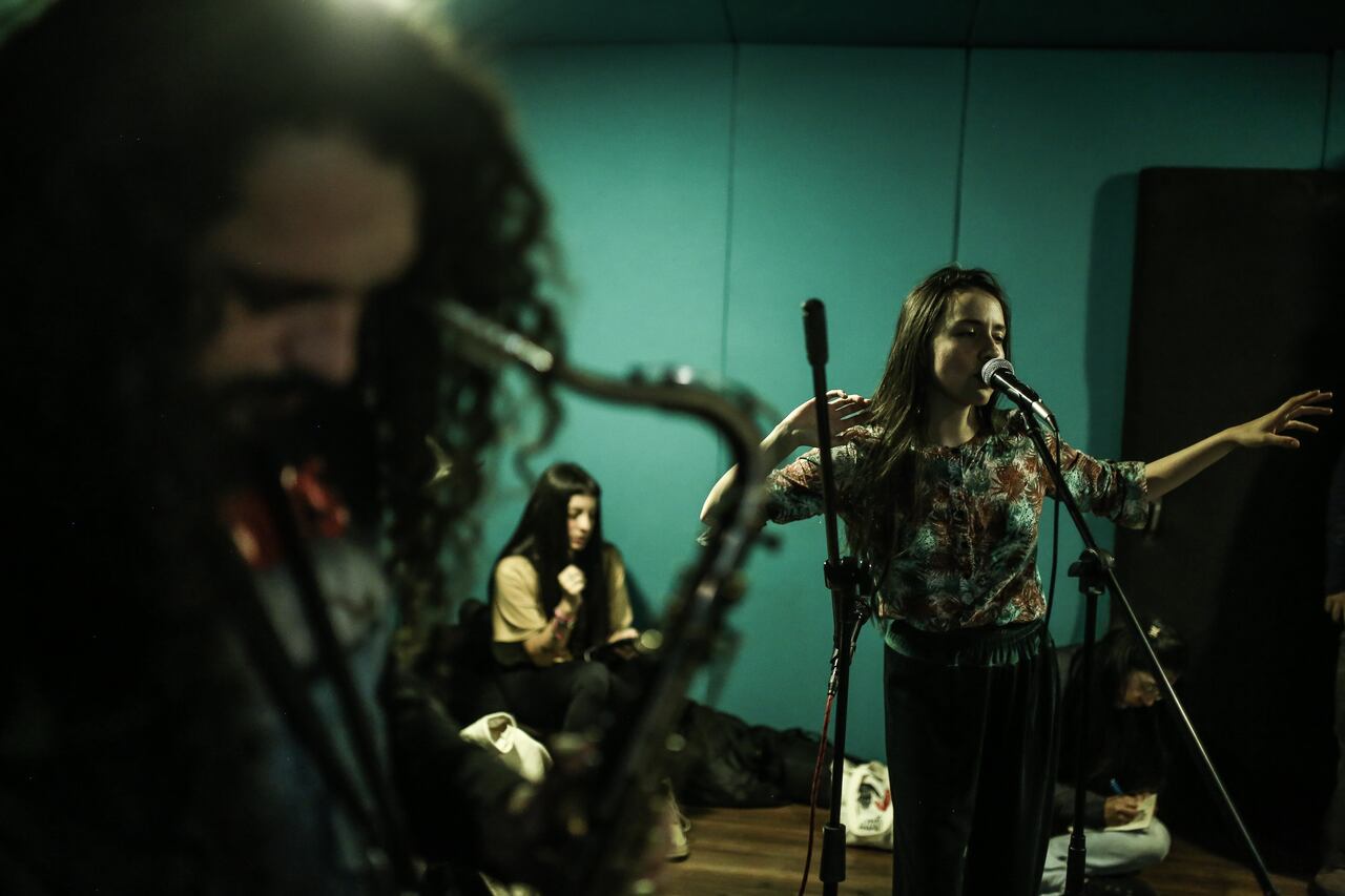 Postales de un ensayo de BUHA 2030, un día de marzo, mientras preparan su concierto en el Festival Estéreo Picnic...