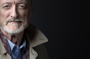 El novelista y periodista español Arturo Pérez-Reverte Gutiérrez posa durante una sesión fotográfica en París el 11 de junio de 2026. Joel Saget / AFP