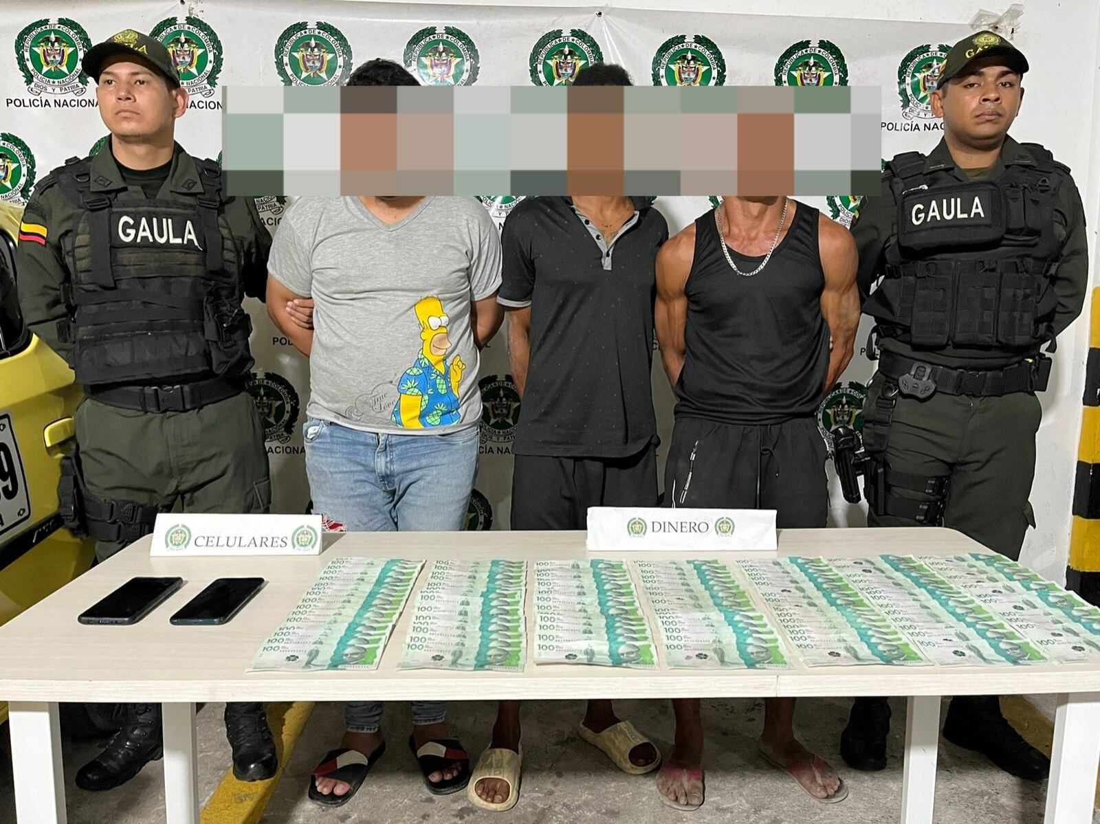 Los tres hombres capturados con el dinero producto de la extorsión