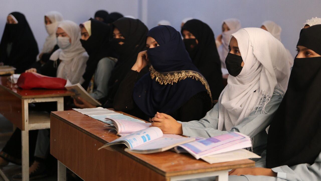 La educación femenina en Afganistán está prohibida, por orden del movimiento fundamentalista talibán, a partir de secundaria, por lo que las niñas de educación infantil todavía pueden seguir asistiendo al colegio.