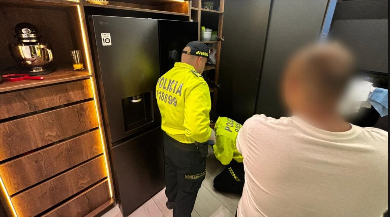 Policía en allanamiento contra presunto traficante de cocaína en Bogotá.