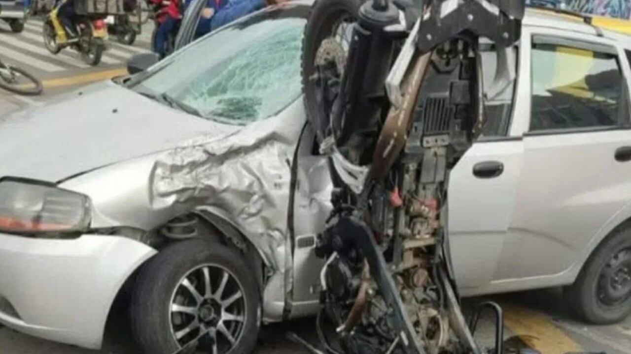 Trágico accidente en Bogotá, donde motociclista pierde la vida.