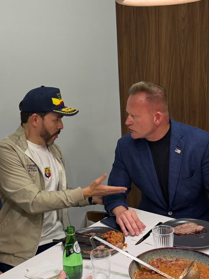 Dan Newlin junto a Abelardo De La Espriella