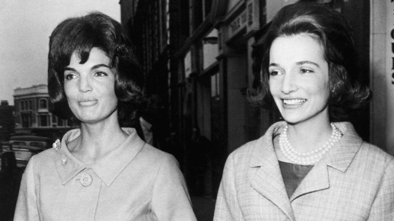 Jacqueline, cuatro años mayor, era más introvertida e intelectual y parecía destinada al mundo del poder. Lee tenía una personalidad más ligera y su campo de acción iba a ser el de la sociedad, la farándula y el jet set. Y mientras Jacqueline era una imagen viva de su padre, Lee era físicamente cercana a su madre.