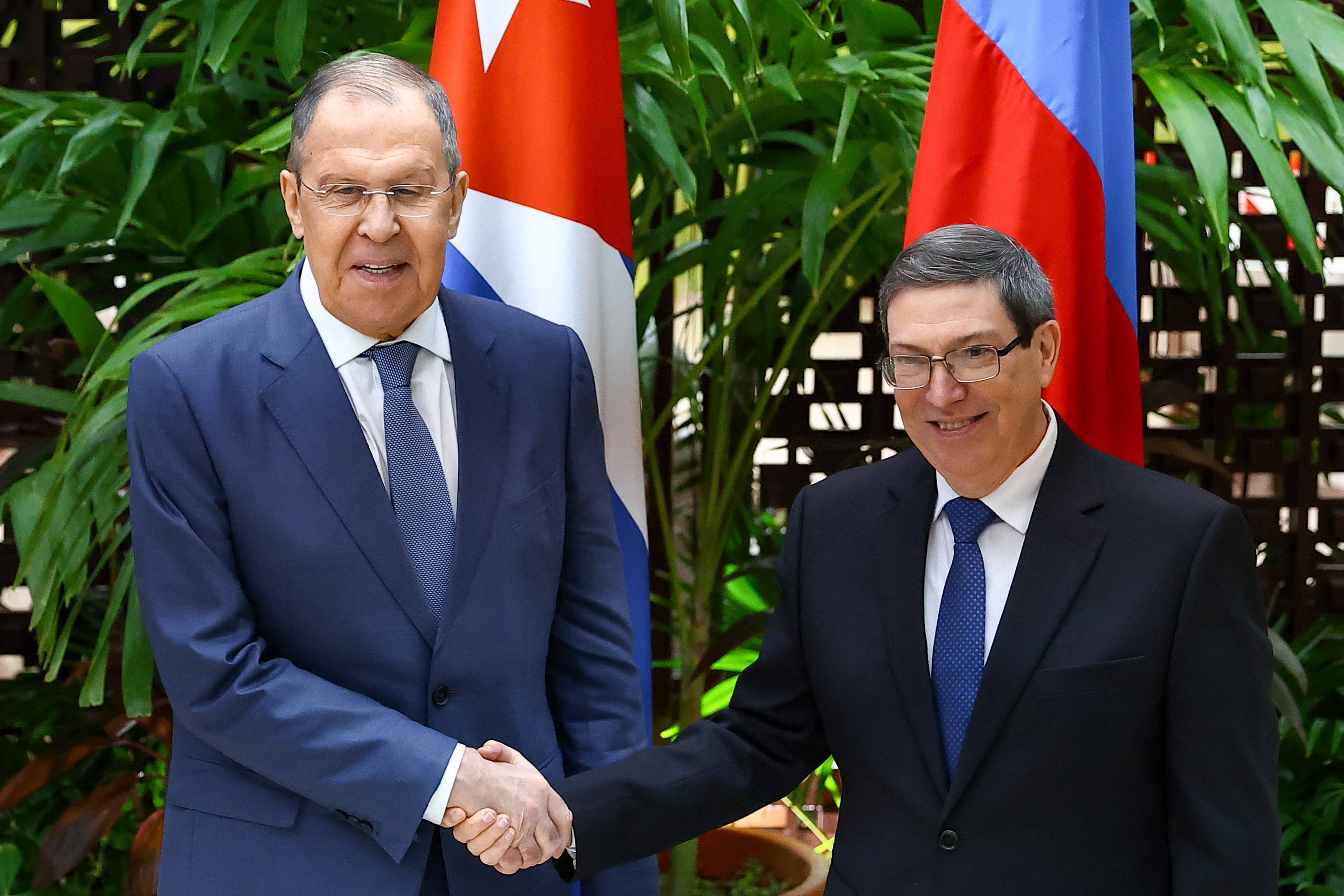 En esta fotografía publicada por el Servicio de Prensa del Ministerio de Relaciones Exteriores de Rusia, el Ministro de Relaciones Exteriores de Rusia, Sergey Lavrov, izquierda, y el Ministro de Relaciones Exteriores de Cuba, Bruno Rodríguez, posan para una fotografía antes de sus conversaciones en La Habana, Cuba, el lunes 19 de febrero de 2024.