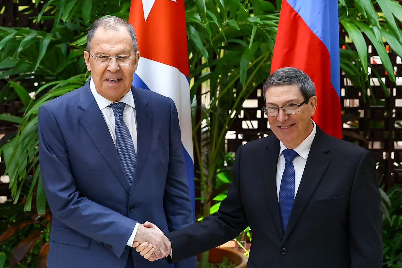 En esta fotografía publicada por el Servicio de Prensa del Ministerio de Relaciones Exteriores de Rusia, el Ministro de Relaciones Exteriores de Rusia, Sergey Lavrov, izquierda, y el Ministro de Relaciones Exteriores de Cuba, Bruno Rodríguez, posan para una fotografía antes de sus conversaciones en La Habana, Cuba, el lunes 19 de febrero de 2024.