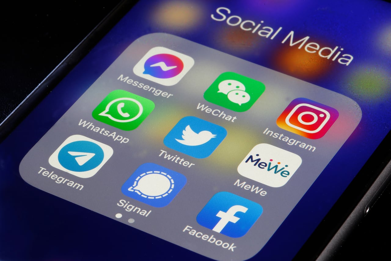 En esta ilustración fotográfica, los logotipos de las aplicaciones de redes sociales, Messenger, WeChat, Instagram, WhatsApp, Twitter, MeWe, Telegram, Signal y Facebook se muestran en la pantalla de un iPhone el 13 de enero de 2021 en París, Francia. Desde que WhatsApp anunció un cambio en sus reglas de privacidad, los usuarios se están moviendo a otra mensajería encriptada, 25 millones de usuarios se han unido a la mensajería segura de Telegram en las últimas 72 horas, anunció el martes el fundador ruso Pavel Durov.