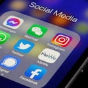 PARÍS, FRANCIA - 13 DE ENERO: En esta ilustración fotográfica, los logotipos de las aplicaciones de redes sociales, Messenger, WeChat, Instagram, WhatsApp, Twitter, MeWe, Telegram, Signal y Facebook se muestran en la pantalla de un iPhone el 13 de enero de 2021 en París, Francia. Desde que WhatsApp anunció un cambio en sus reglas de privacidad, los usuarios se están moviendo a otra mensajería encriptada, 25 millones de usuarios se han unido a la mensajería segura de Telegram en las últimas 72 horas, anunció el martes el fundador ruso Pavel Durov. (Ilustración fotográfica de Chesnot / Getty Images)