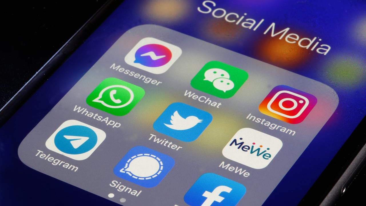 Los creadores de contenido incentivan a los jóvenes a las afueras de los colegios.