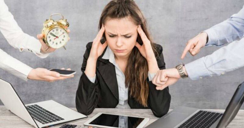 GETTY IMAGES / Muchos trabajadores mencionaron la presión temporal como uno de sus problemas en el trabajo.