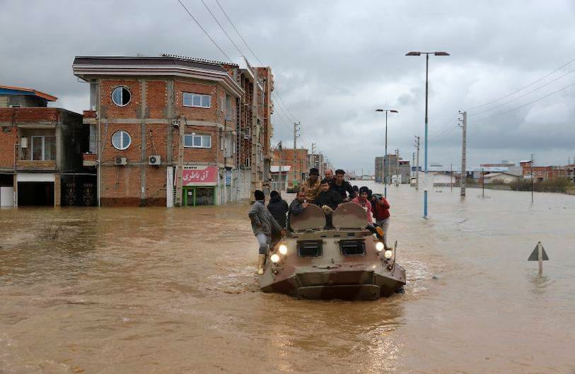 25 de marzo - Vehículos militares rescatan a las personas después de las inundaciones repentinas alrededor de la ciudad norteña de Aq Qala en la provincia de Golestan, Irán. La televisión estatal iraní informó que las inundaciones mataron al menos a 17 personas y resultaron heridas otras decenas. FOTO: Mohsen Esmaeilzadeh/ ISNA/ AP 