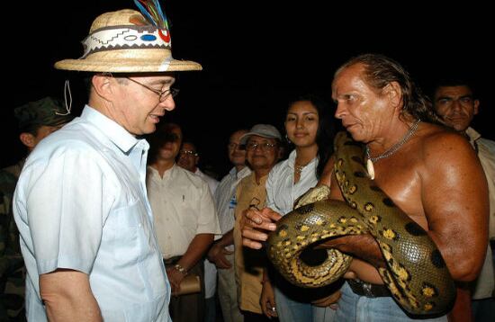 EL PUESTO. Cuando el presidente Álvaro Uribe visitó Leticia lo nombró ‘Embajador del Turismo y del Medio Ambiente’. Ese cargo, finalmente, nunca se concretó. 