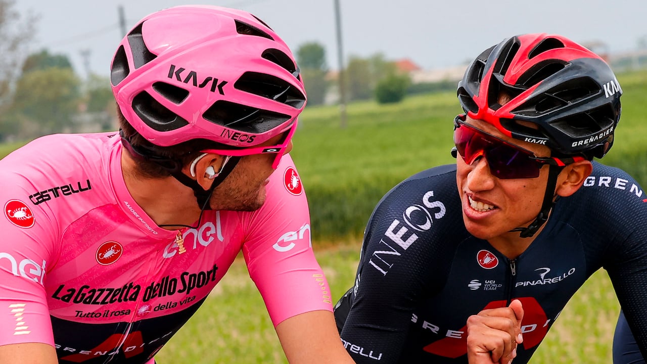 El piloto del equipo Ineos Filippo Ganna (izq.) De Italia, vestido con el maillot rosa de líder general, habla con el ciclista colombiano Egan Bernal (der.) Del Team Ineos mientras compiten en la segunda etapa de la carrera ciclista Giro d'Italia 2021, 179 km entre Stupinigi y Novara, Piamonte, el 9 de mayo de 2021. (Foto de Luca Bettini / AFP)