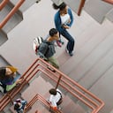 estudiantes, ambulante, arriba, escalera, vista elevada