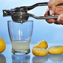 Contiene vitamina B, C y P e incluye minerales como el magnesio, potasio, hierro, fósforo y flúor, por lo que además de su delicioso sabor ácido, es la razón por la que es usado en diversas comidas.