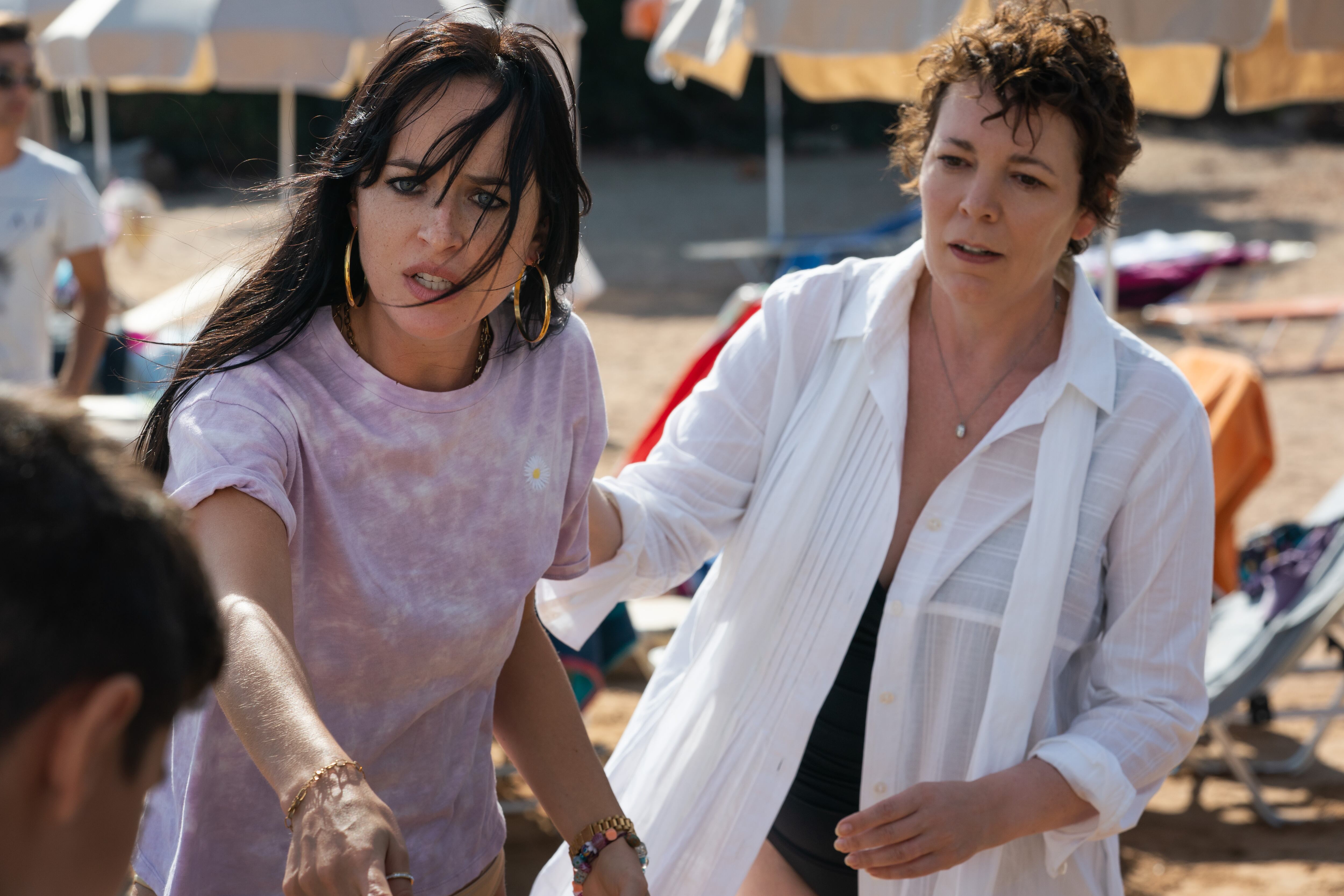 Dakota Johnson es Nina / Olivia Colman es Leda. Foto: YANNIS DRAKOULIDIS/NETFLIX © 2021