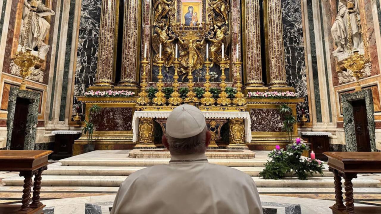 El papa Francisco rezando en la basílica de Santa María la Mayor, en diciembre del 2024.