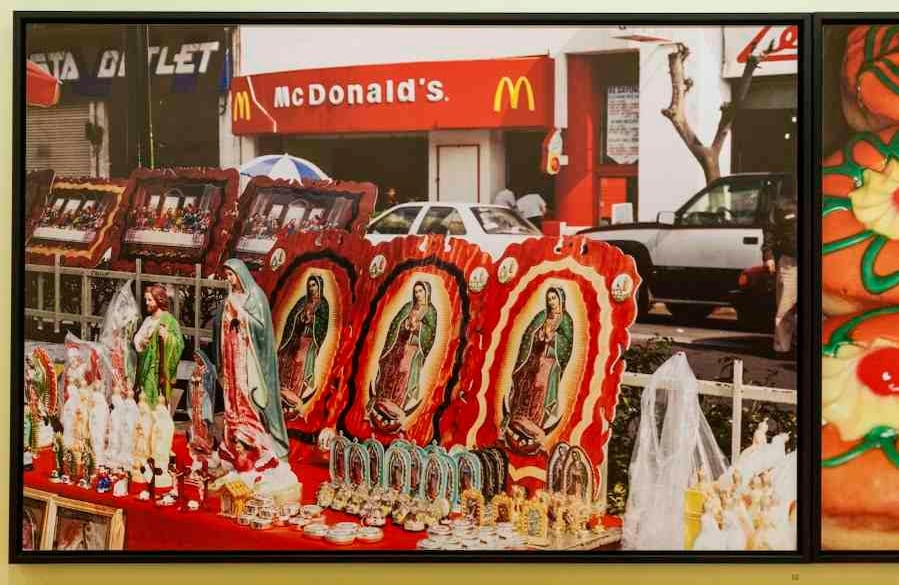 México es una serie que reúne los símbolos nacionales mexicanos y los yuxtapone con detalles de la influencia norteamericana.